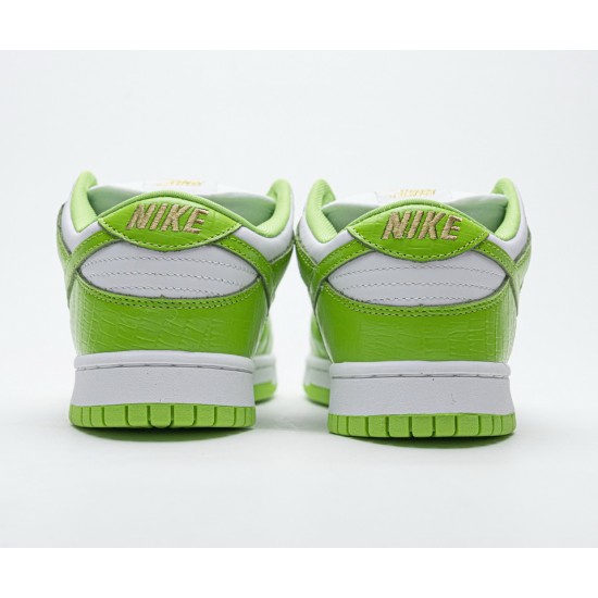 Supreme x Nike SB Dunk Low 'Green Stars' DH3228-101 Supreme x Nike SB Dunk Low 'Green Stars' DH3228-101
