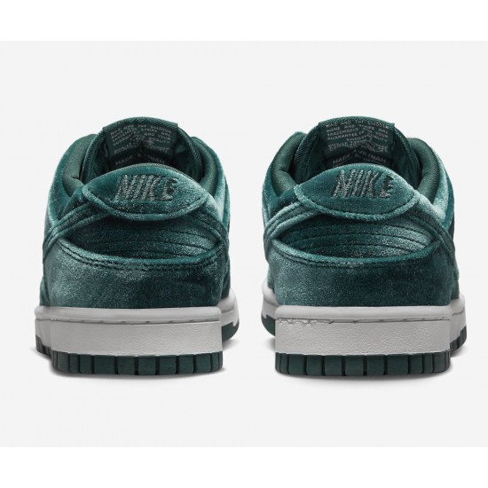NIKE DUNK LOW 'GREEN VELVET' WMNS 2022 DZ5224-300 NIKE DUNK LOW 'GREEN VELVET' WMNS 2022 DZ5224-300