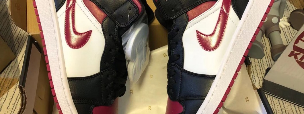 Air Jordan 1 Mid 'Bred Toe' 554724-066 Kickbulk Sneaker Camera photos shoes retail wholesale Air Jordan 1 Mid 'Bred Toe' 554724-066 Kickbulk Sneaker Camera photos shoes retail wholesale