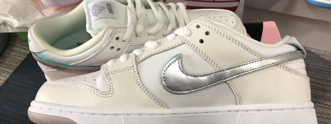 Nike SB Dunk Low Pro OG QS Diamond Supply White BV1310-100 Kickbulk sneaker camera photos Nike SB Dunk Low Pro OG QS Diamond Supply White BV1310-100 Kickbulk sneaker camera photos