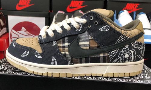 TRAVIS SCOTT X NIKE SB DUNK LOW 