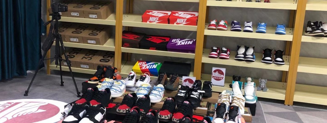 Kickbulk Sneaker Shipping Packaging quality control Diary camera group photos Kickbulk Sneaker Shipping Packaging quality control Diary camera group photos