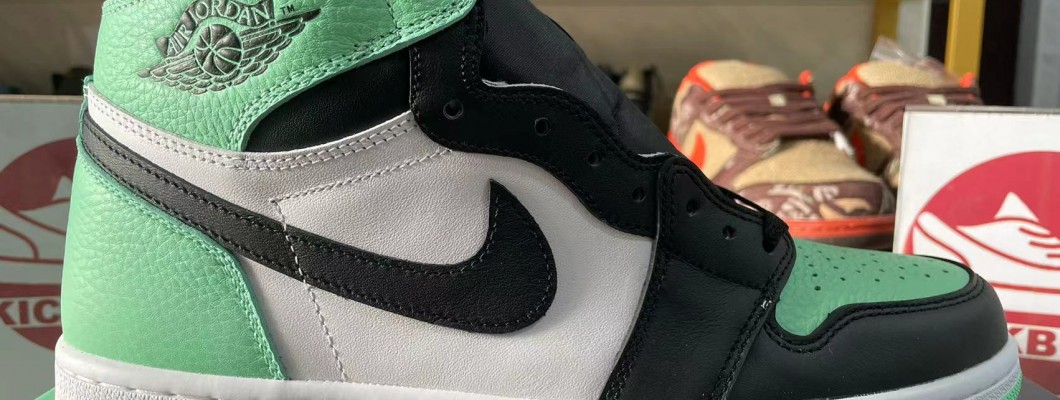 AIR JORDAN 1 RETRO HIGH OG 'GREEN GLOW' 2024 DZ5485-130 Kickbulk Sneaker Camera photos AIR JORDAN 1 RETRO HIGH OG 'GREEN GLOW' 2024 DZ5485-130 Kickbulk Sneaker Camera photos