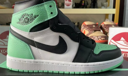 AIR JORDAN 1 RETRO HIGH OG 'GREEN GLOW' 2024 DZ5485-130 Kickbulk Sneakers Sneaker Camera photos