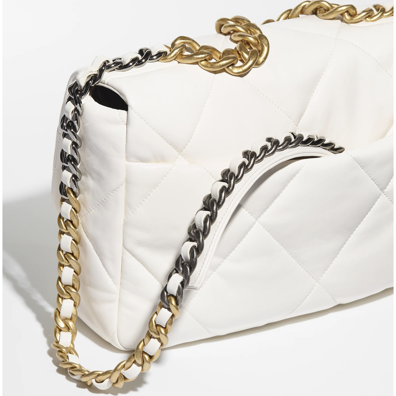 Chanel 19 Handbag 23 - www.kickbulk.co