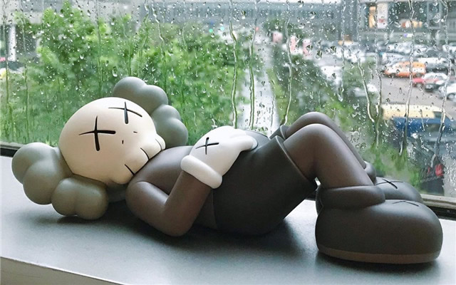 Kaws Dolls Holiday Japan Vinyl Figure 4 - www.kickbulk.co