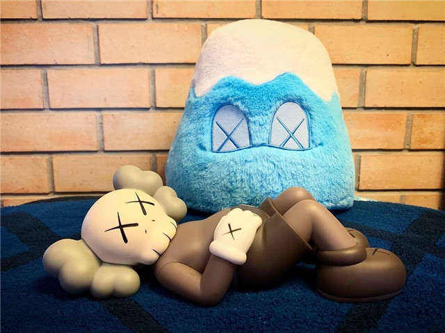 Kaws Dolls Holiday Japan Vinyl Figure 6 - www.kickbulk.co