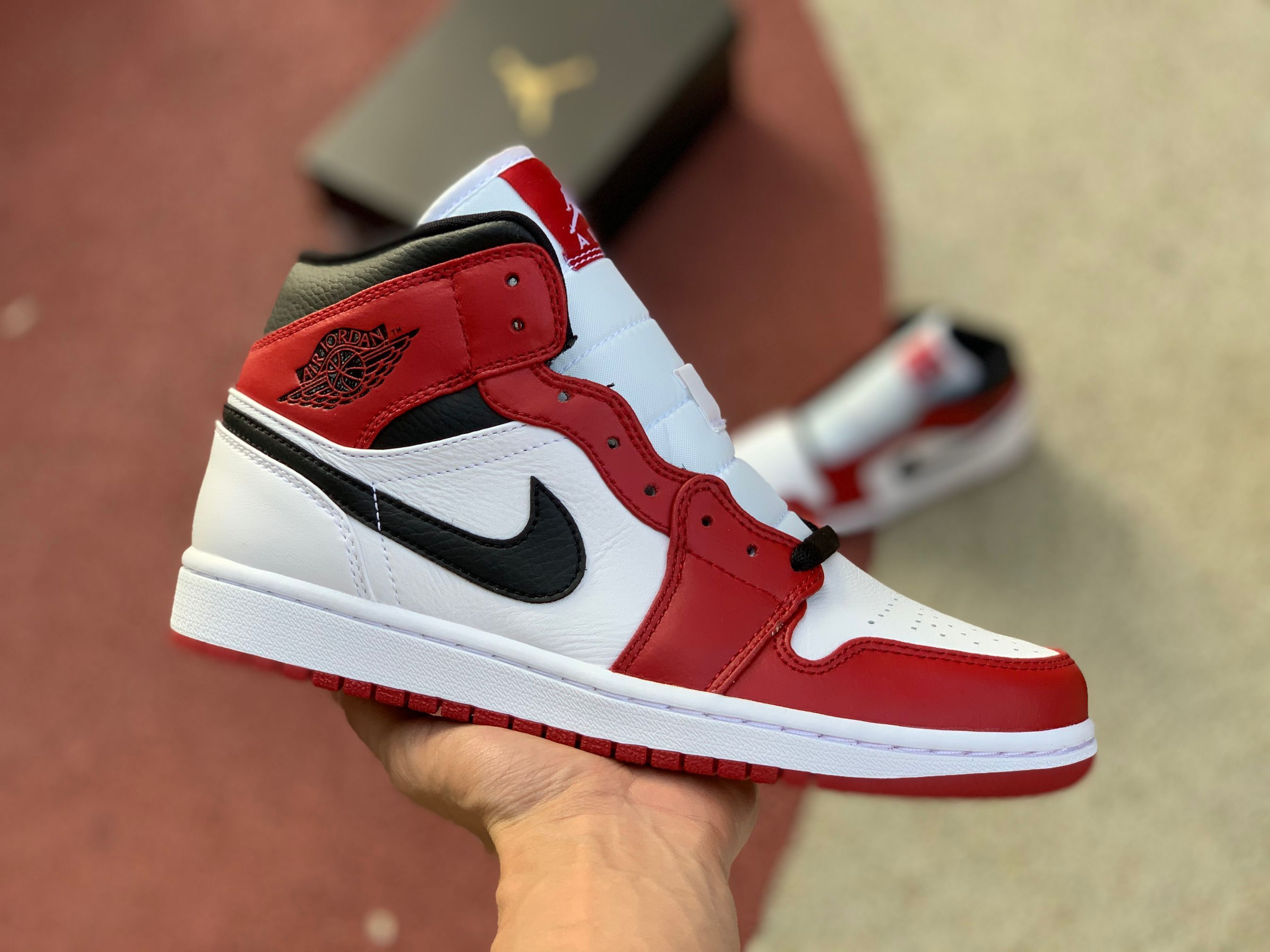 Nike Air Jordan 1 Mid Gs Chicago 554275 173 10 - www.kickbulk.co