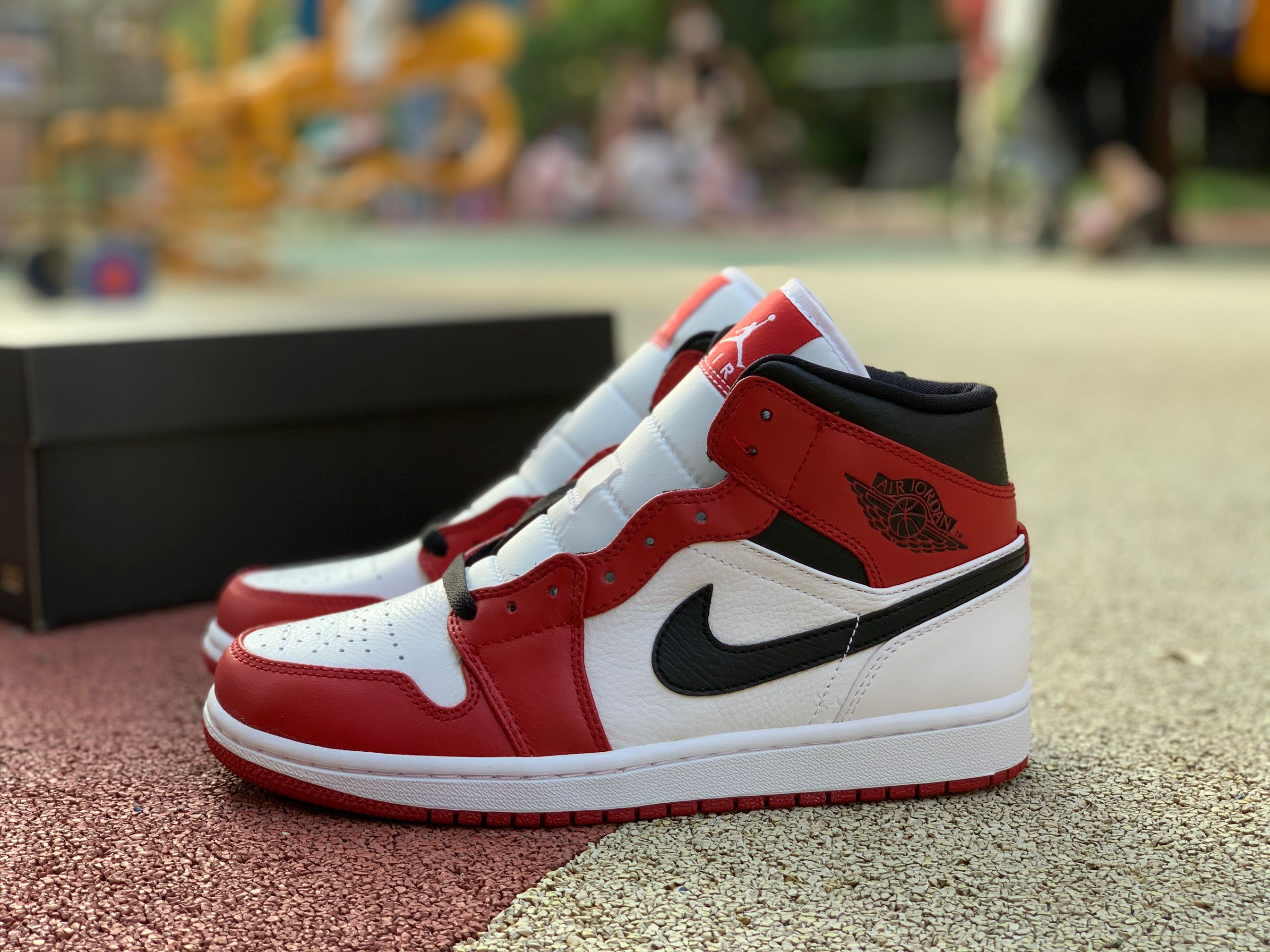 Nike Air Jordan 1 Mid Gs Chicago 554275 173 9 - www.kickbulk.co