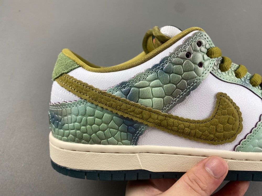 Alexis Sablone Dunk Low Sb Chameleon Hj3386 300 12 - www.kickbulk.co
