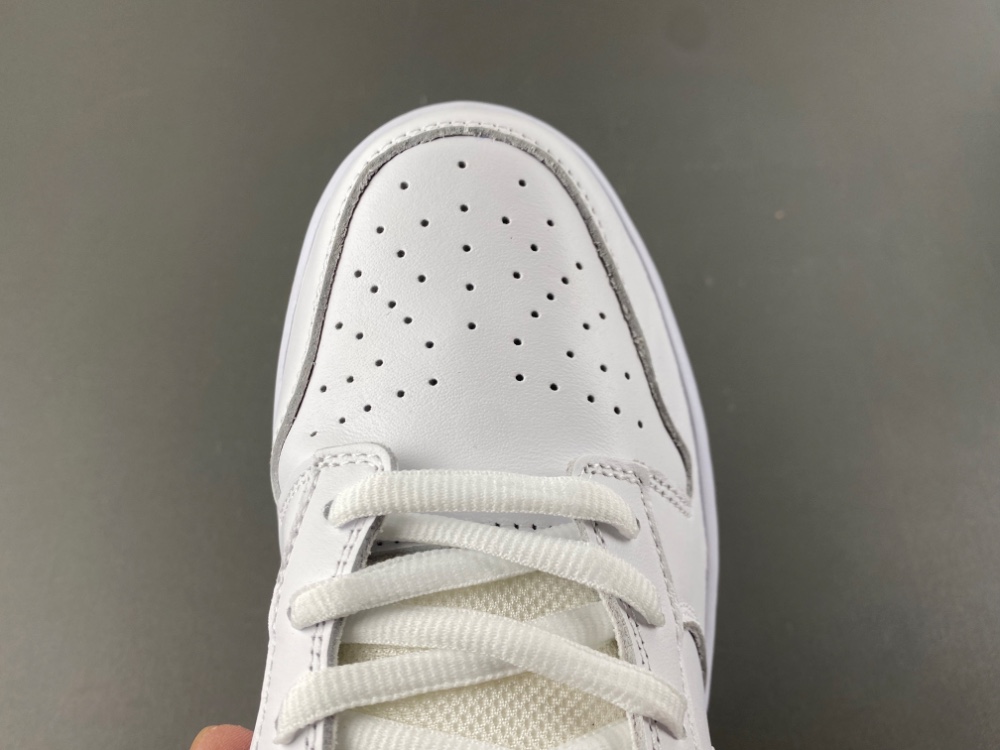 Supreme Dunk Low Sb White Metallic Silver Hq8487 100 15 - www.kickbulk.co Supreme Dunk Low Sb White Metallic Silver Hq8487 100 15 - www.kickbulk.co