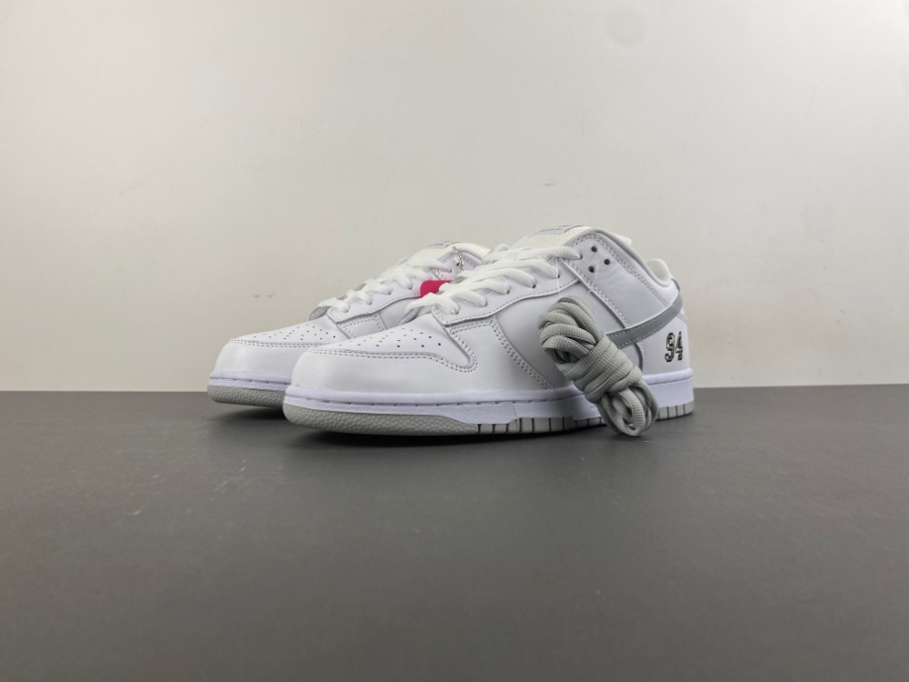 Supreme Dunk Low Sb White Metallic Silver Hq8487 100 2 - www.kickbulk.co Supreme Dunk Low Sb White Metallic Silver Hq8487 100 2 - www.kickbulk.co