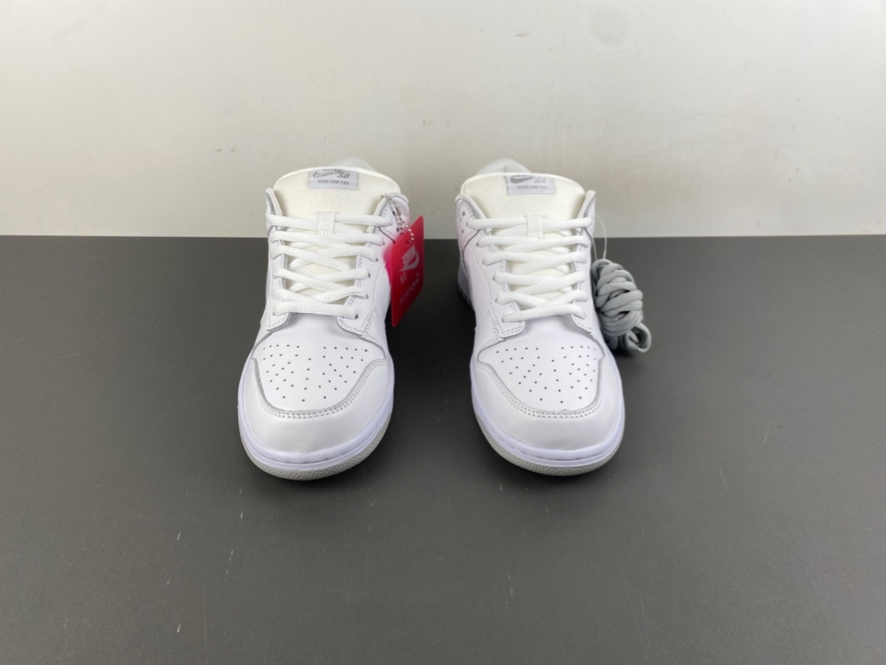 Supreme Dunk Low Sb White Metallic Silver Hq8487 100 3 - www.kickbulk.co Supreme Dunk Low Sb White Metallic Silver Hq8487 100 3 - www.kickbulk.co