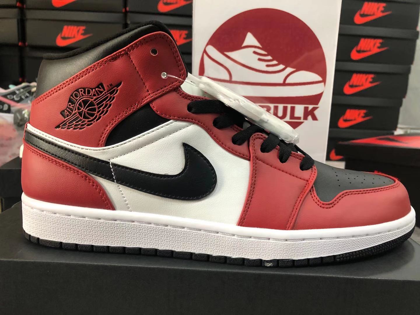 Air Jordan 1 Mid 'Chicago Black Toe' 554724-069 Kickbulk Sneaker Camera  photos