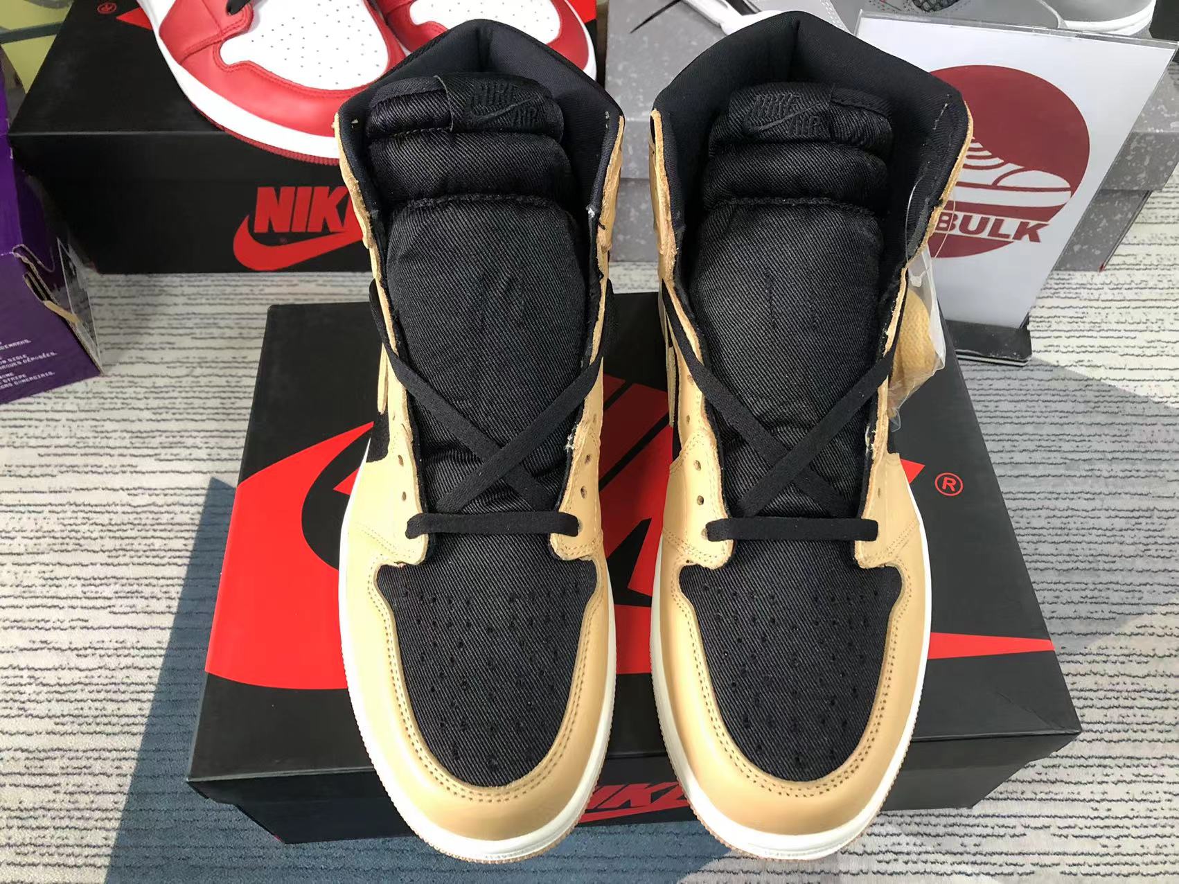 Air Jordan 1 Retro High OG 'Heirloom' 2022 555088-202 Kickbulk Sneaker Camera photos